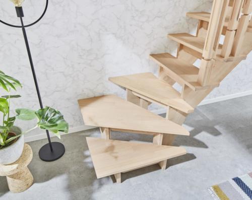 Holztreppe Intercon Nizza | gewendelter Verlauf | mit Holzsäulengeländer