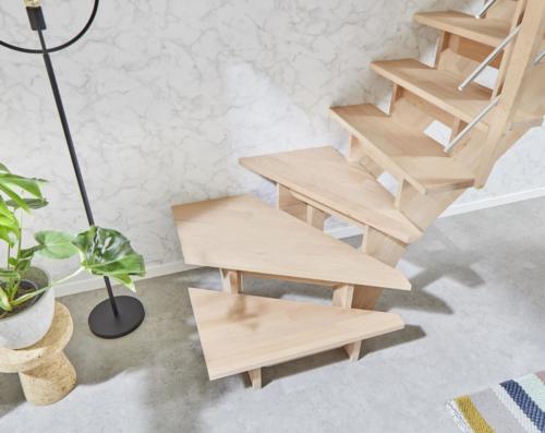 Holztreppe Intercon Nizza | gewendelter Verlauf | mit Holz/ Metallgeländer