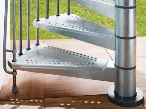 Außentreppe Steel Zink Sky mit geschlossenen Stufen und Lochreihe