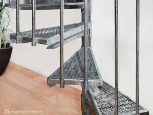 Seitenansicht Stufen und Geländerstäbe