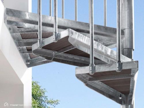 Podestanbindung der Außentreppe Intercon K2 mit WPC-Stufen