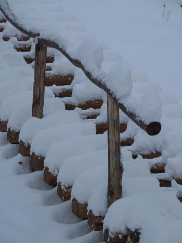 Holztreppe im Schnee