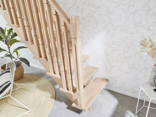 Holztreppe Intercon Nizza | gerader Verlauf | mit Holzsäulengeländer