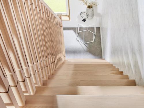 Holztreppe Intercon Nizza | gerader Verlauf | mit Holzsäulengeländer