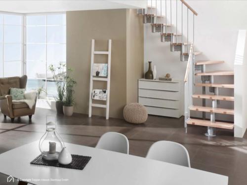 Mittelholmtreppe Manhattan: Stufendesign Buche Natur, Metallfarbe Italo-Silber, senkrechte Geländerstäbe