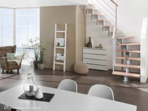 Mittelholmtreppe Manhattan: Stufendesign Buche Natur, Metallfarbe Italo-Silber, parallele Geländerstäbe