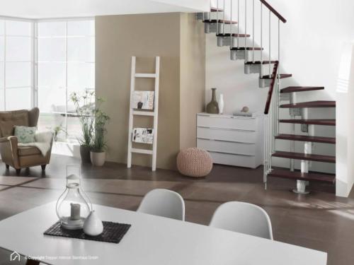 Mittelholmtreppe Manhattan: Stufendesign Buche dunkel, Metallfarbe Italo-Silber, senkrechte Geländerstäbe