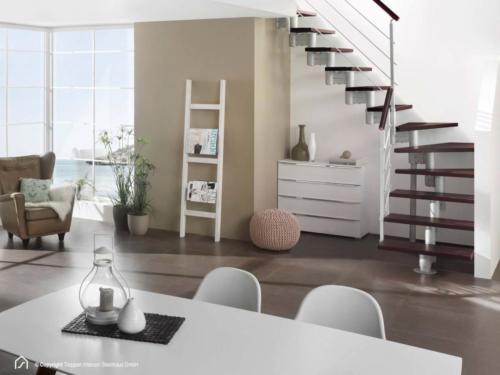 Mittelholmtreppe Manhattan: Stufendesign Buche dunkel, Metallfarbe Italo-Silber, parallele Geländerstäbe