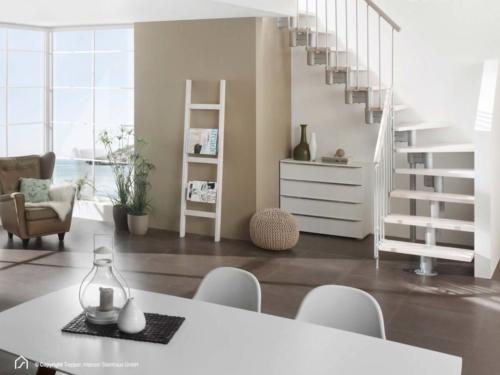 Mittelholmtreppe Manhattan: Stufendesign Buche weiß, Metallfarbe Italo-Silber, senkrechte Geländerstäbe