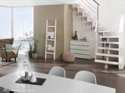 Mittelholmtreppe Manhattan: Stufendesign Buche weiß, Metallfarbe Italo-Silber, parallele Geländerstäbe