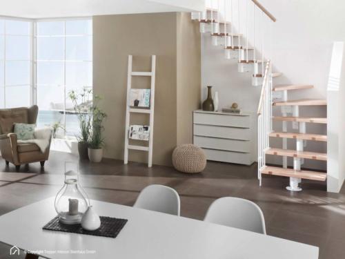 Mittelholmtreppe Manhattan: Stufendesign Buche Natur, Metallfarbe Polar-Weiß, senkrechte Geländerstäbe