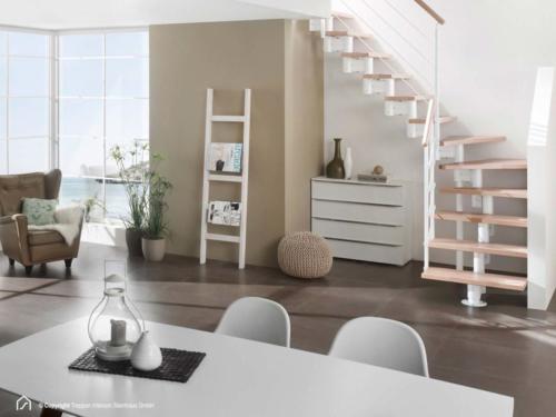 Mittelholmtreppe Manhattan: Stufendesign Buche Natur, Metallfarbe Polar-Weiß, parallele Geländerstäbe