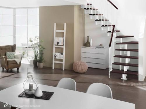 Mittelholmtreppe Manhattan: Stufendesign Buche dunkel, Metallfarbe Polar-Weiß, senkrechte Geländerstäbe