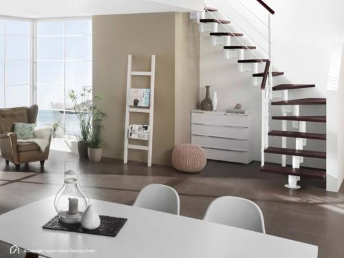 Mittelholmtreppe Manhattan: Stufendesign Buche dunkel, Metallfarbe Polar-Weiß, parallele Geländerstäbe