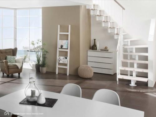 Mittelholmtreppe Manhattan: Stufendesign Buche weiß, Metallfarbe Polar-Weiß, senkrechte Geländerstäbe