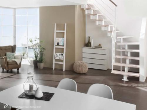 Mittelholmtreppe Manhattan: Stufendesign Buche weiß, Metallfarbe Polar-Weiß, senkrechte Geländerstäbe