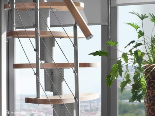 Raumspartreppe Euro Step | Metallfarbe Italo-Silber | Stufendesign Buche natur