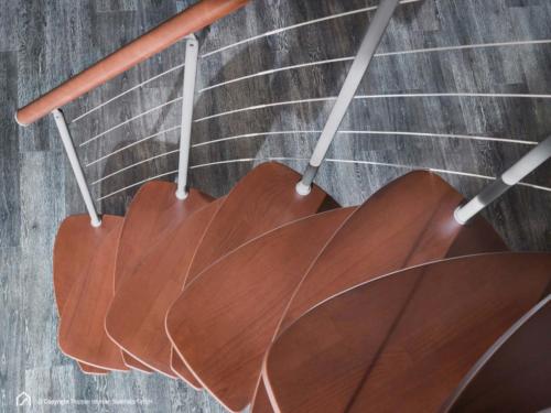 Raumspartreppe Euro Step | Metallfarbe Italo-Silber | Stufendesign Buche dunkel