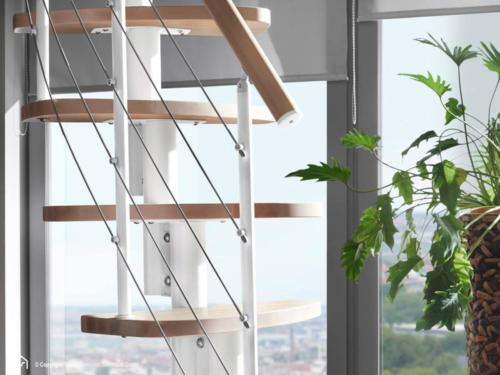 Raumspartreppe Euro Step | Metallfarbe Polar-Weiß | Stufendesign Buche natur