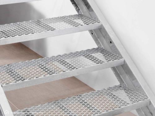 Außentreppe Hollywood mit Streckgitterstufen